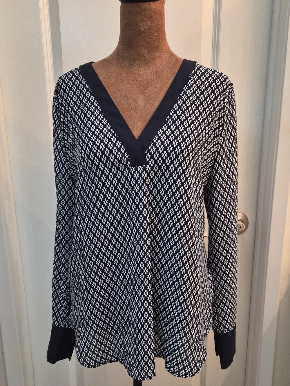 Ann Taylor Black & White V‑Neck Patterned Tunic